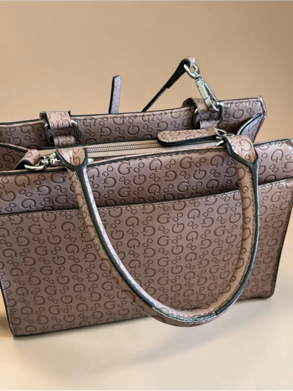 GUESS Dusty Mauve Logo Satchel
Crossbody Bag Y2K Monogram Lock
Closure (EUC) - Picture 10 of 13